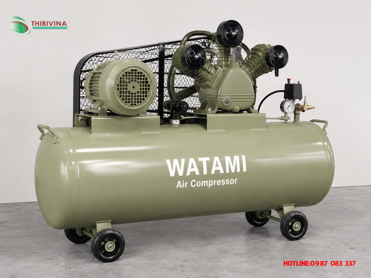 Máy nén khí WATAMI 330L đặt trong không gian garage, trang bị cụm piston dây đai, đồng hồ áp suất và bánh xe di chuyển tiện lợi.