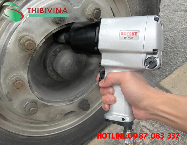 Súng vặn bulong 3/4 inch Rotake RT-5560 lực siết 1300Nm, chuyên dùng cho gara sửa chữa ô tô.